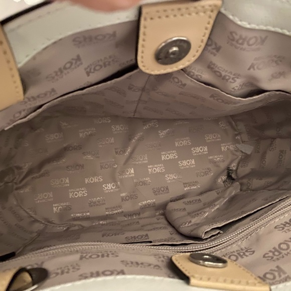 SOLD..SOLD……Micheal Kors Jet Setter Tote - Picture 4 of 9